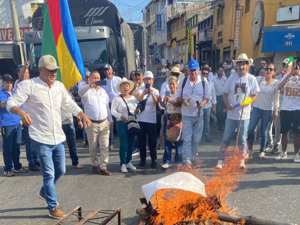 Marchan en El Socorro para tumbar contrato de privatización del alumbrado público