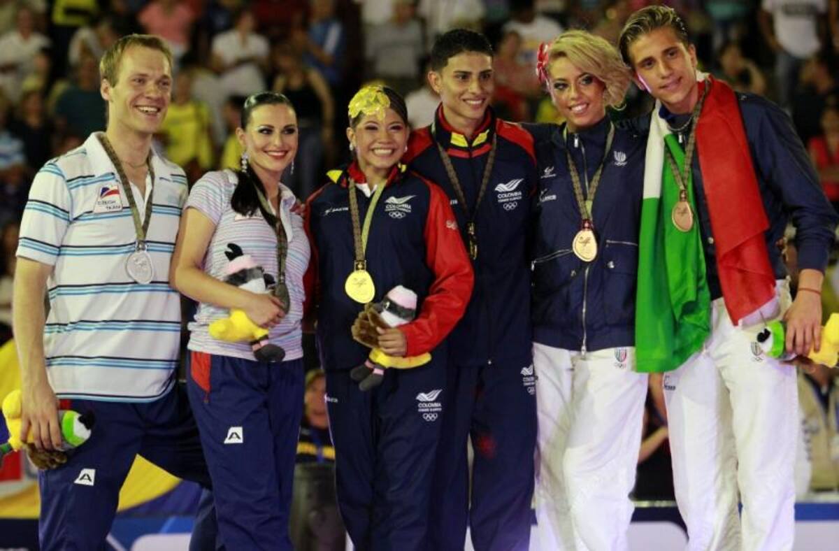 Los colombianos celebran con lso demás medallistas.