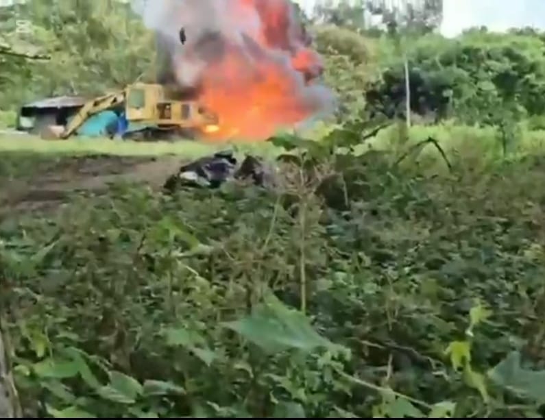 Las tropas lograron la destrucción, de manera controlada, de tres excavadoras, dos dragas, ocho motores industriales y 15 galones de gasolina. Crédito: Ejército Nacional.