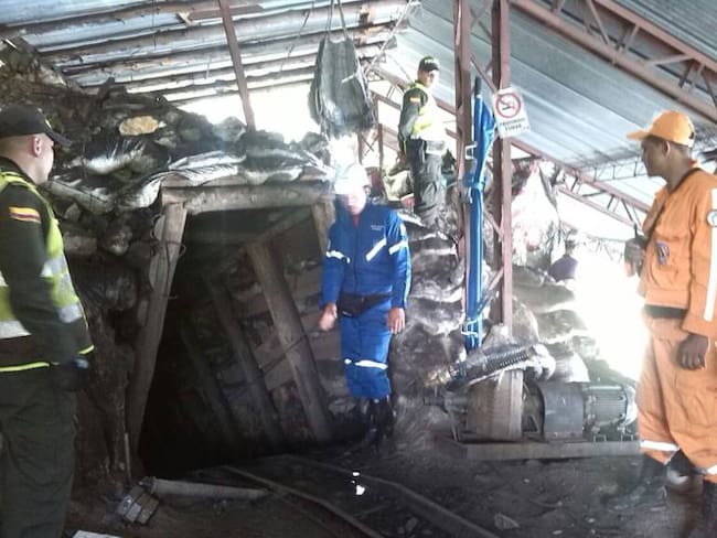 Con vida pero aún atrapados permanecen 2 mineros tras colapso de mina en Sogamoso, Boyacá