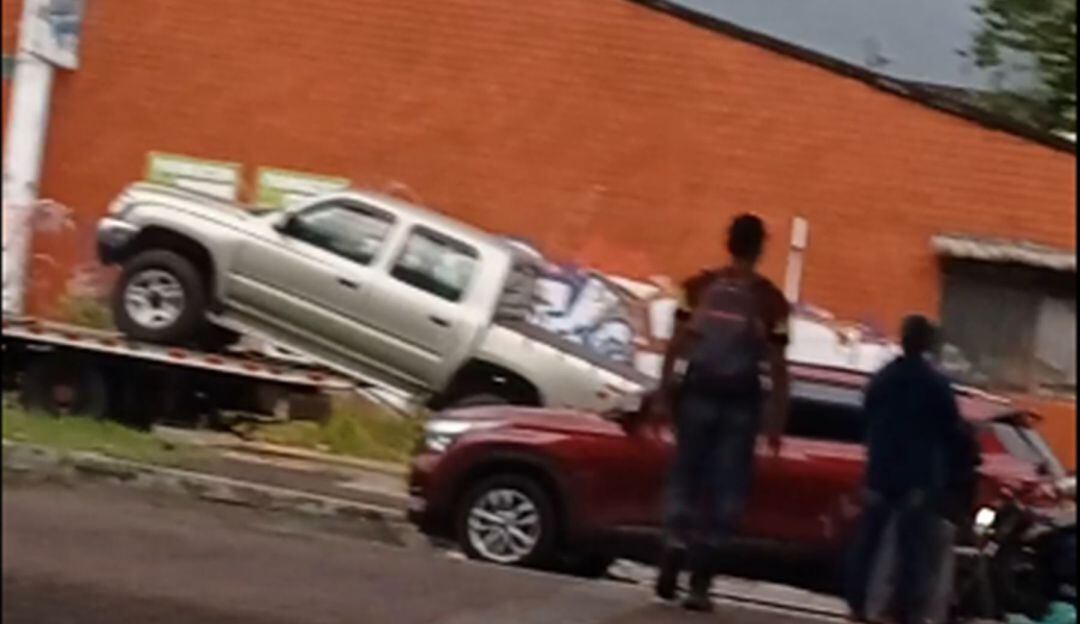 Camioneta cae de una grúa en Ibagué 