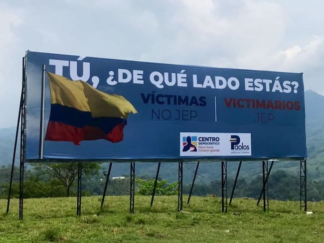 Vallas de Centro Democrático contra la JEP causan polémica en Antioquia