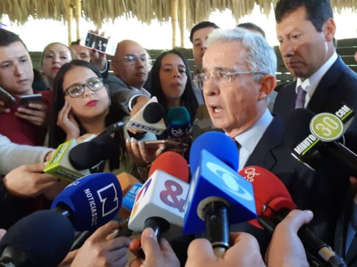 #UribeResponde el numeral que divide a Colombia