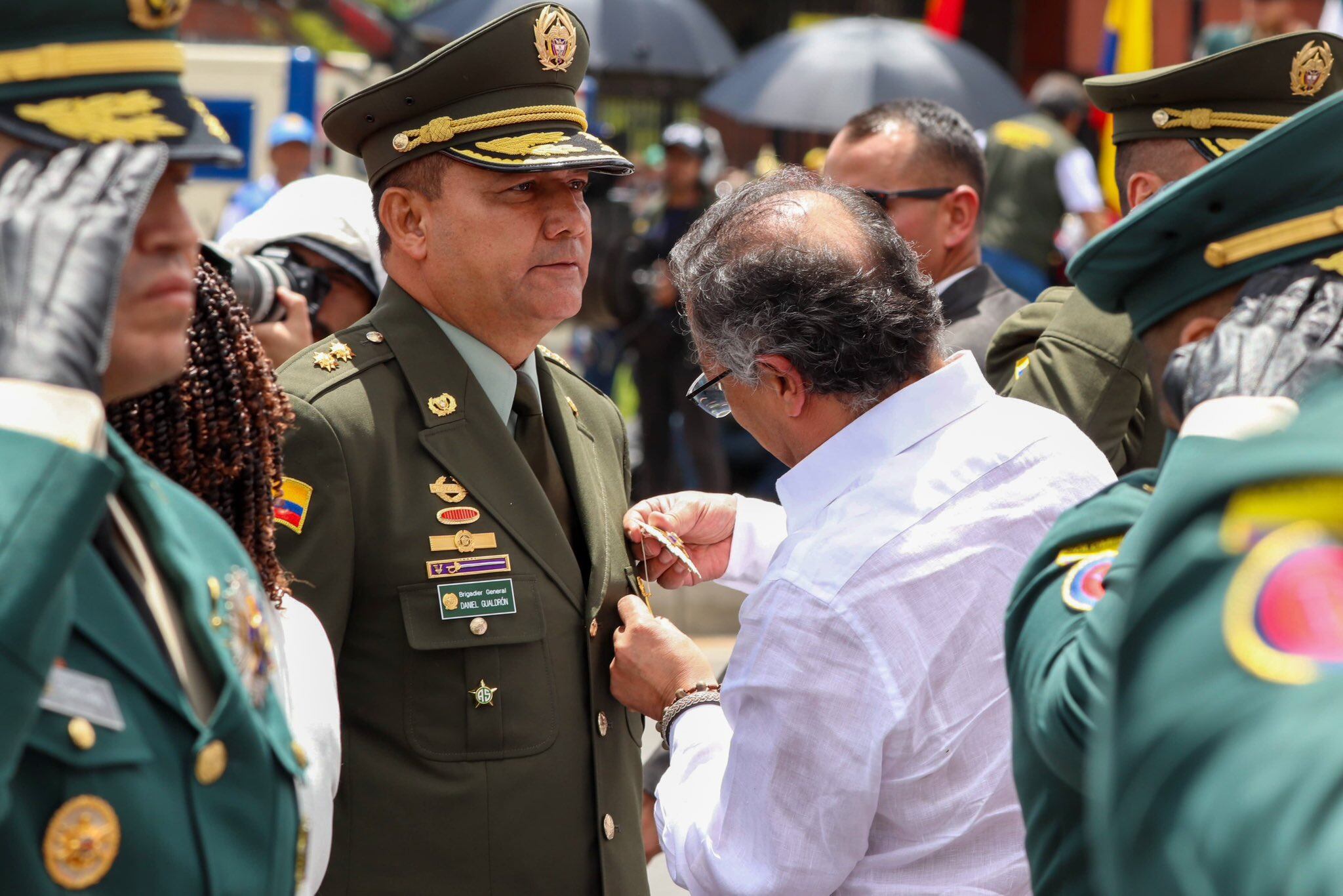 General Daniel Gualdrón es condecorado con la Orden de Boyacá.