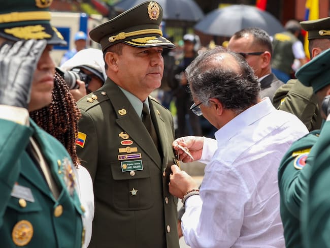 General Daniel Gualdrón es condecorado con la Orden de Boyacá.