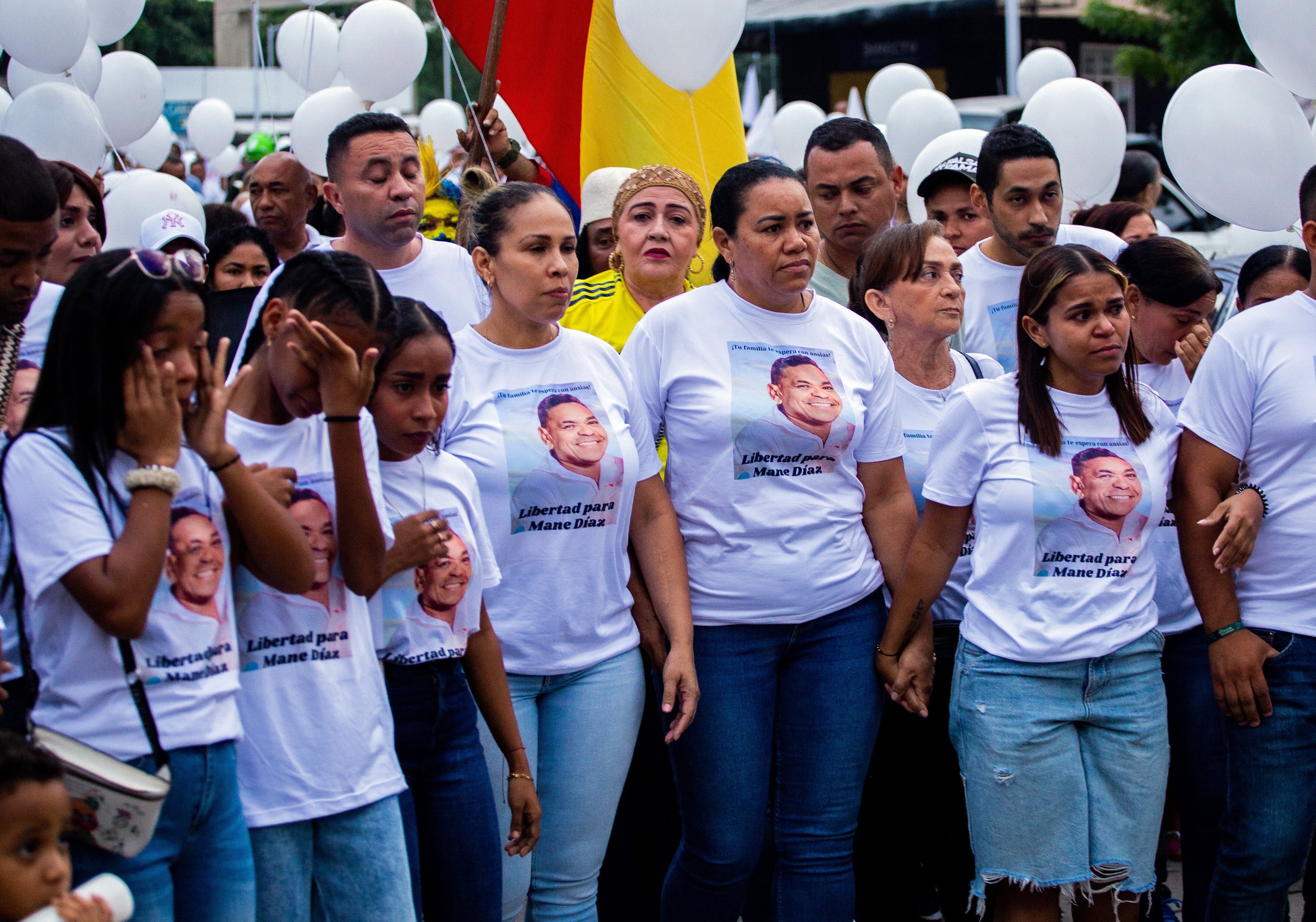 BARRANCAS (COLOMBIA), 31/10/2023.- Silenis Marulanda (c-d), madre del futbolista colombiano Luis Díaz, marcha hoy junto a amigos, familiares y habitantes del municipio de Barrancas. EFE/ Carrillo Fonseca