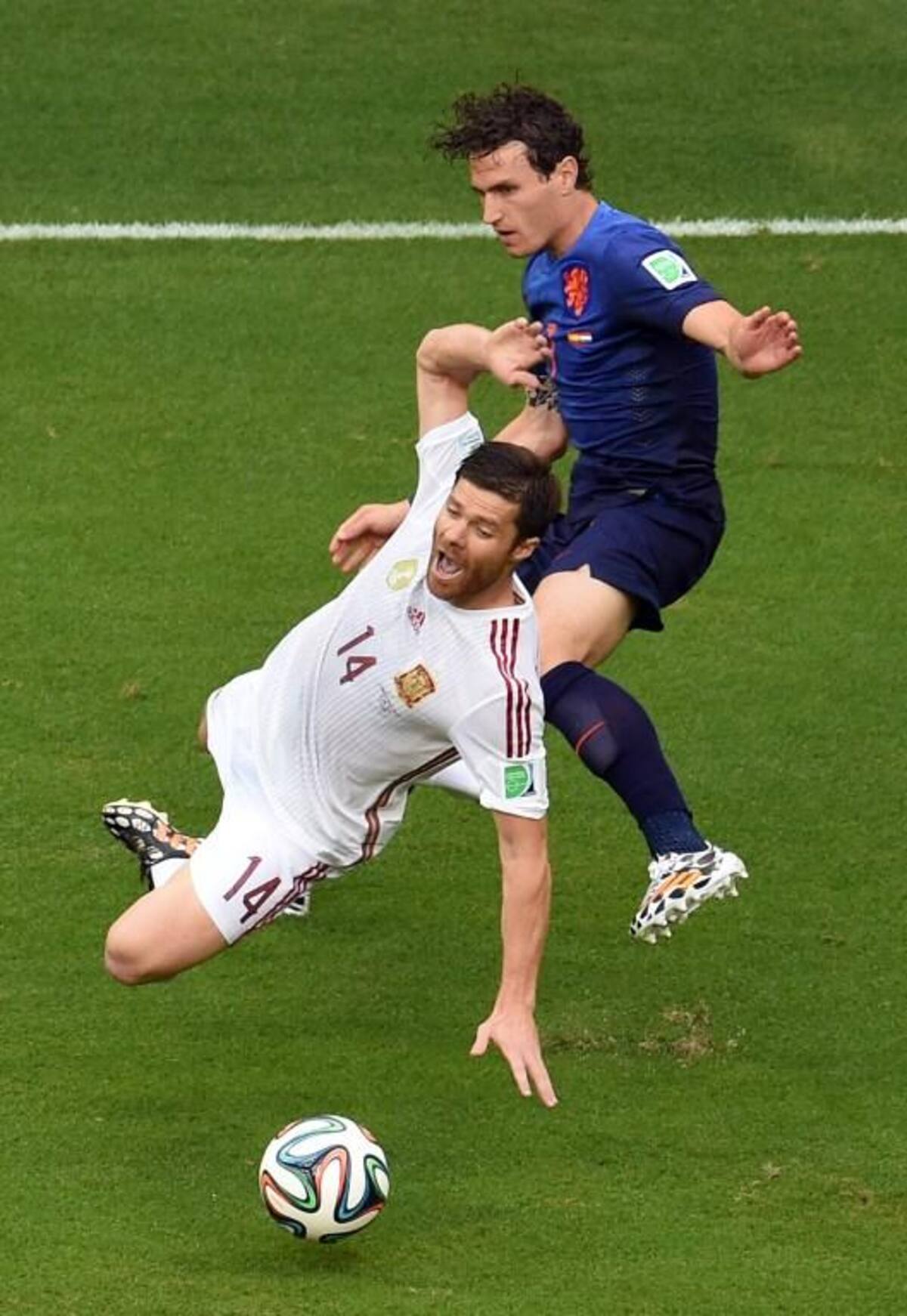 Xabi Alonso marcó desde el punto penal y puso a ganar a España. Van Persie marcó dos para Holanda, Robben también anotó doblete y De Vrij puso su cuota.