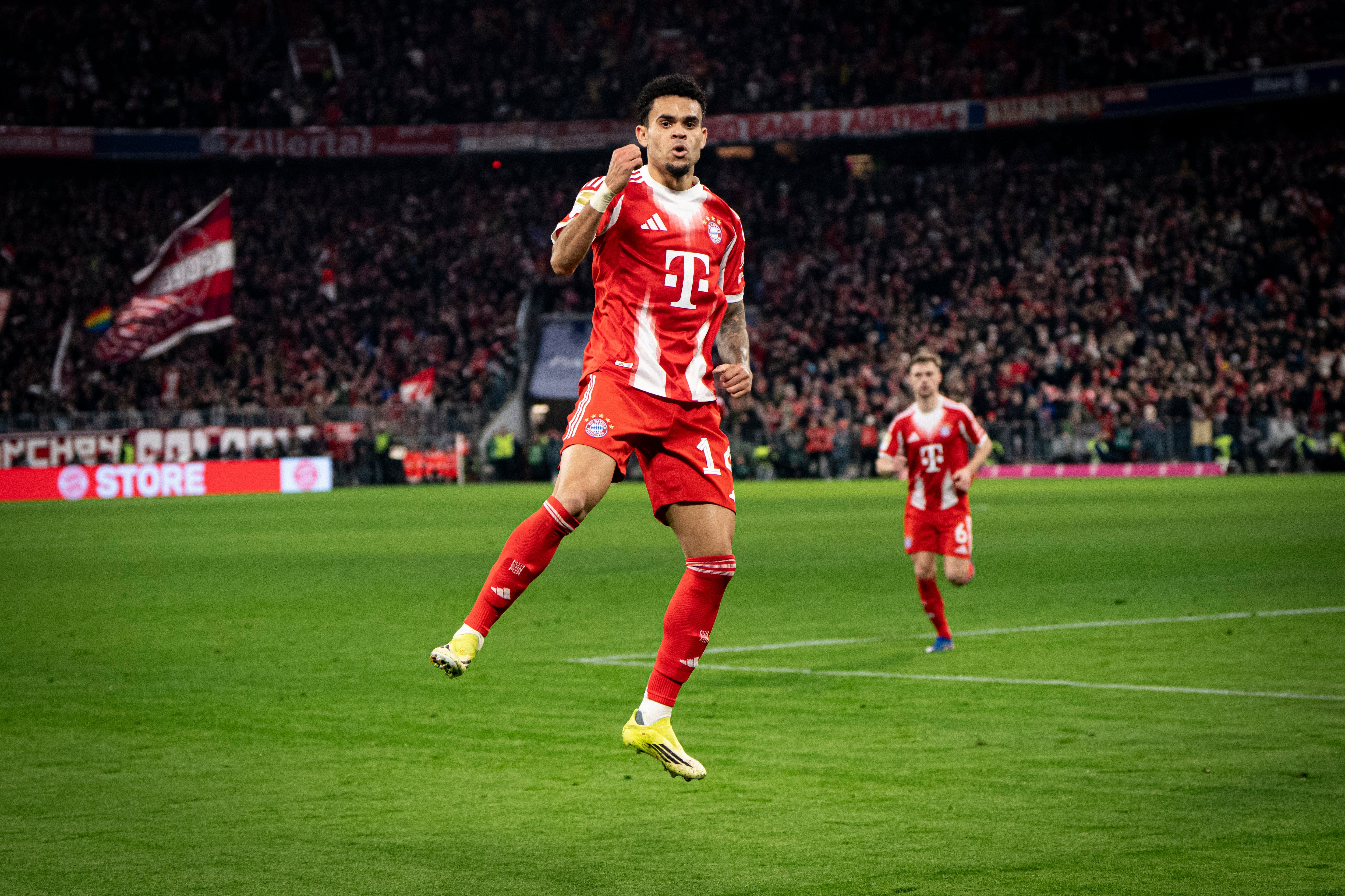 Luis Díaz festeja su gol ante el Hoffenheim con el Bayern Múnich. (Photo by F. Noever/FC Bayern via Getty Images)