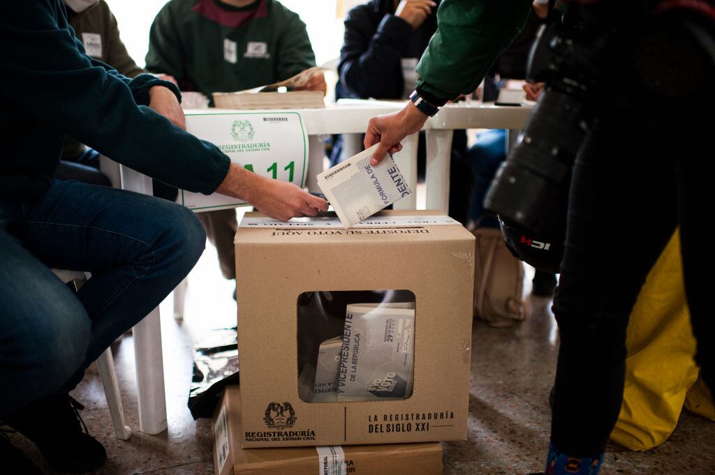 Gustavo García, de la campaña de Gustavo Petro y Fernando Cuevas, de la campaña de Rodolfo Hernández, se pronunciaron en La W sobre el registro de testigos electorales de cara a los comicios del próximo 19 de junio. (Sebastian Barros/NurPhoto via Getty Images)