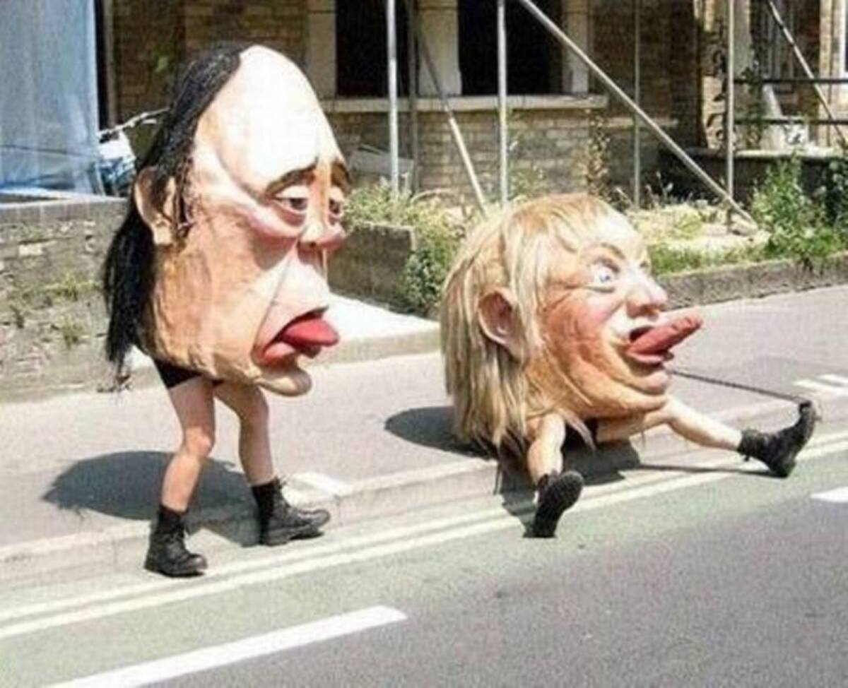 Disfraz de pareja como cabezas gigantes. Foto: Facebook