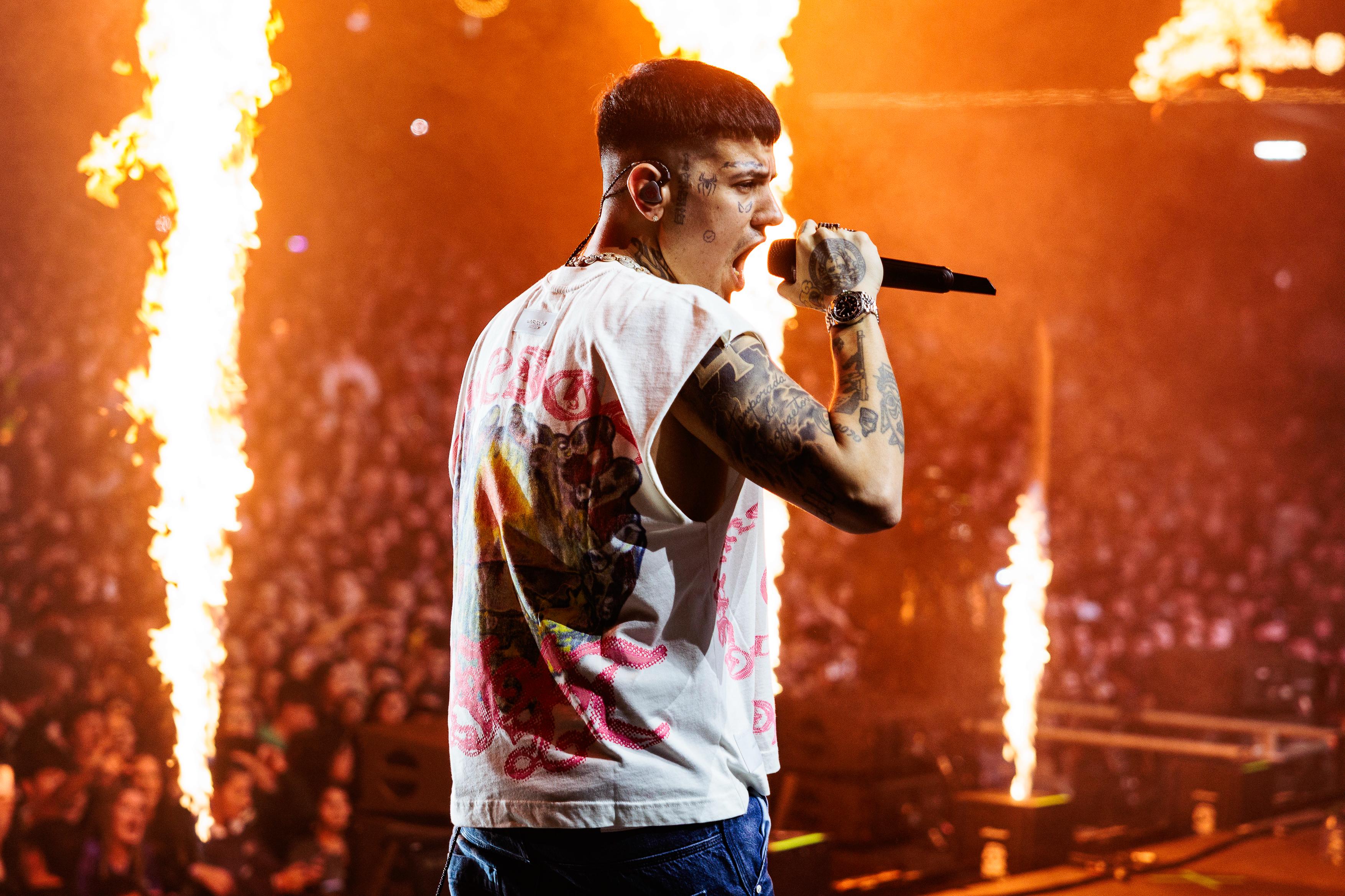 Duki prende fuego a Bogotá con su Ameri World Tour en la producción Bizarro