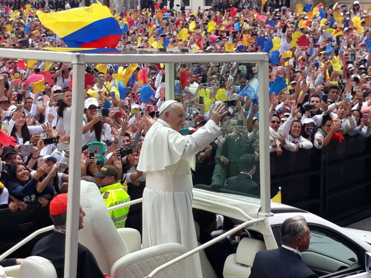 El papa haciendo el recorrido en el centro de Bogotá
