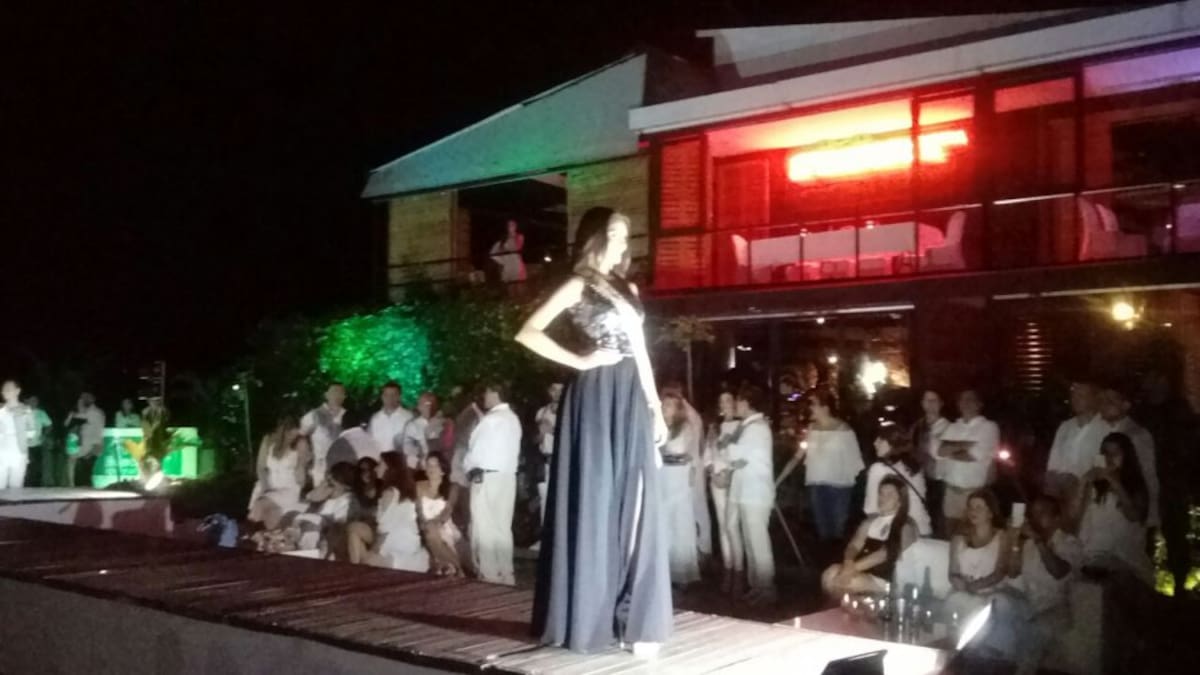 Traje de gala durante desfile en restaurante privado al norte de Armenia
