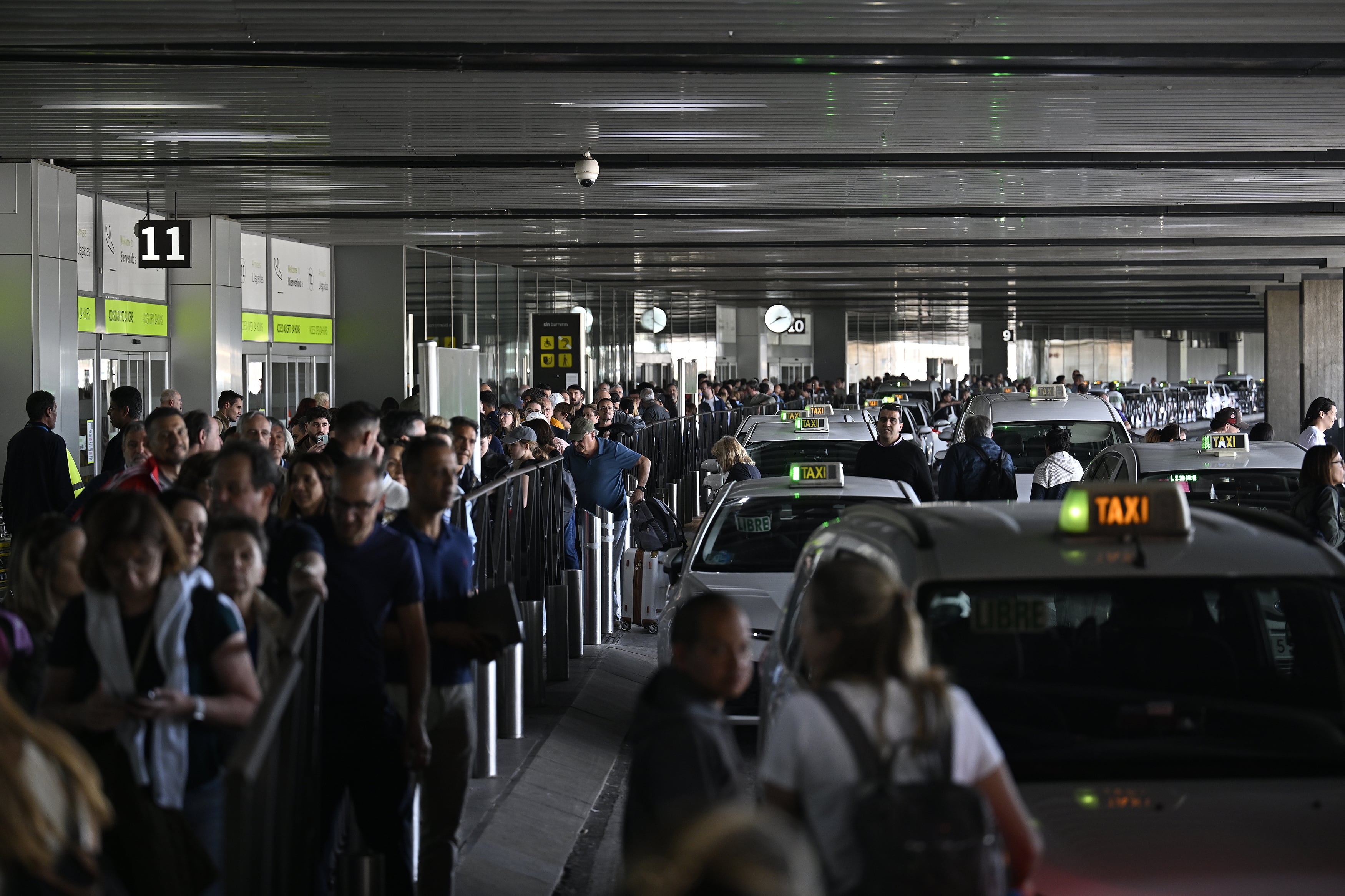 Aeropuerto de Barajas tras un apagón generalizado que azota España y Portugal. (Foto de Burak Akbulut/Anadolu vía Getty Images)