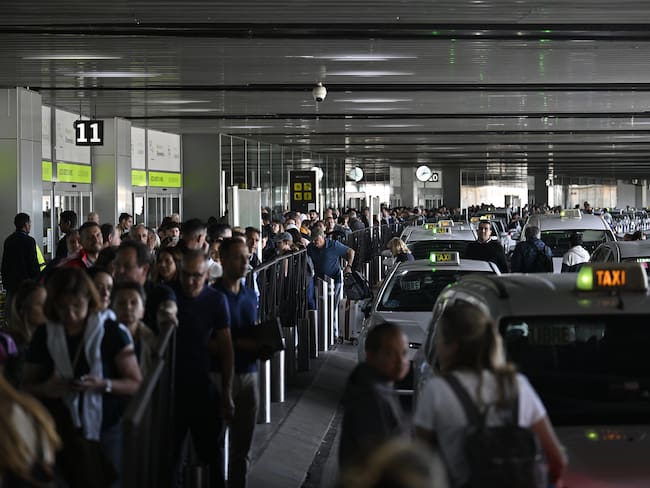 Aeropuerto de Barajas tras un apagón generalizado que azota España y Portugal. (Foto de Burak Akbulut/Anadolu vía Getty Images)