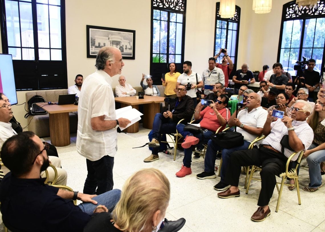 El gobernador Verano con periodistas. Foto: Gobernación del Atlántico.