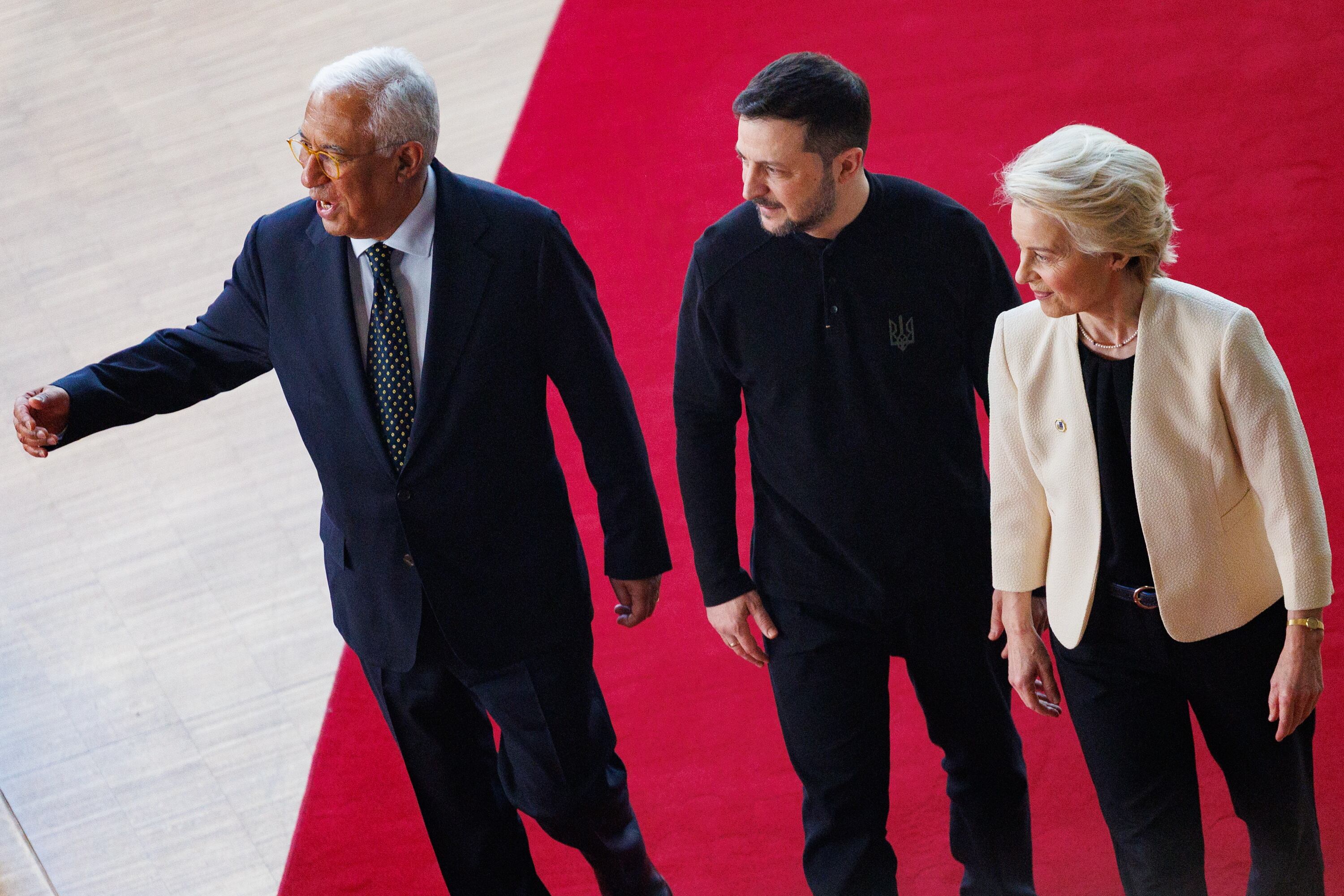 BRUSSELS (Belgium), 06/03/2025.- (L-R) EU Council President Antonio Costa, Ukraine's President Volodymyr Zelensky and EU Commission President Ursula von der Leyen arrive at a European Council meeting in Brussels, Belgium, 06 March 2025. The EU leaders are convening for a special summit to discuss ongoing support for Ukraine and enhance European defence. (Bélgica, Ucrania, Bruselas) EFE/EPA/OLIVIER MATTHYS