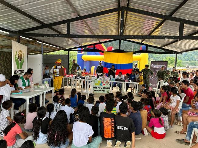 Entrega de kits escolares en Putumayo. Cortesía: Fuerzas Militares.