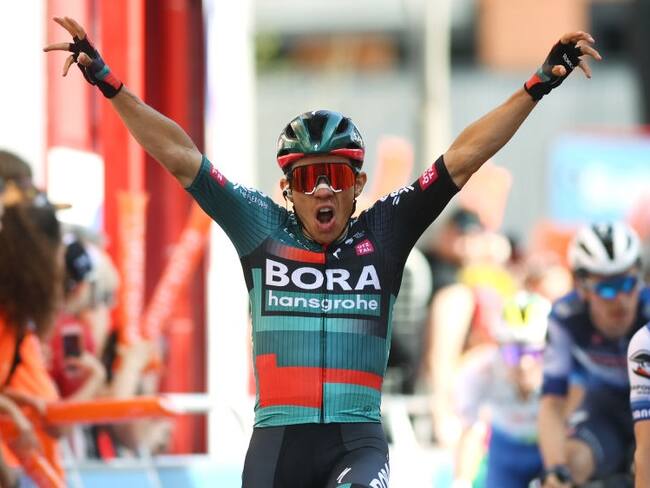 Sergio Higuita celebra tras conquistar la quinta etapa de la Vuelta al País Vasco (Photo by David Ramos/Getty Images)