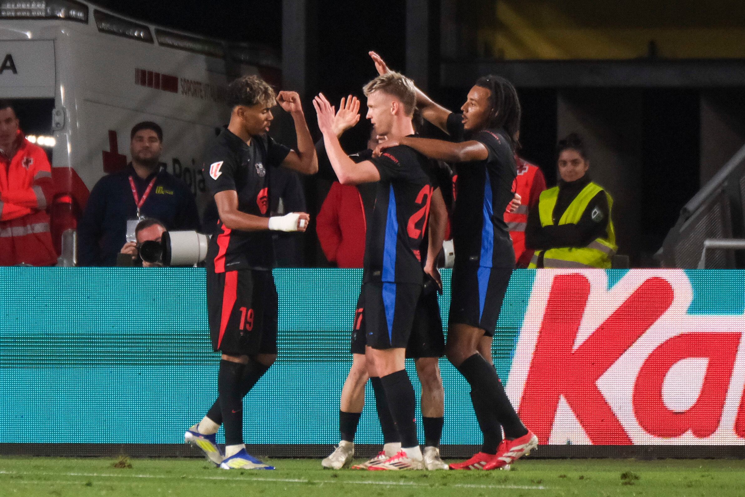 Las Palmas de Gran Canaria, 22/02/2025.- Los jugadores del FC Barcelona celebran el primer gol de su equipo durante el encuentro correspondiente a la jornada 25 de Laliga EA Sports que disputan hoy sábado frente a la UD Las Palmas en el estadio de Gran Canaria. EFE / Angel Medina. G.