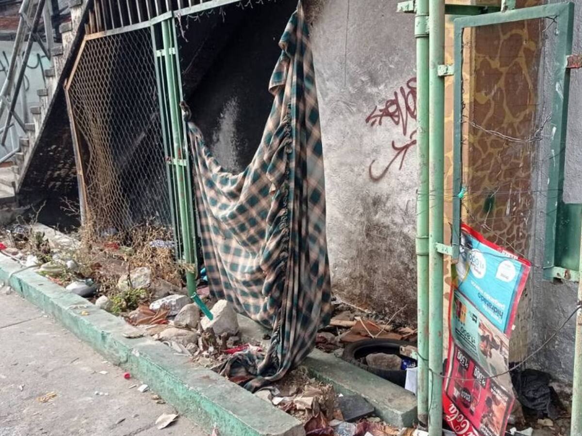Un puente peatonal cerca de un colegio es el lugar más sucio de Bucaramanga