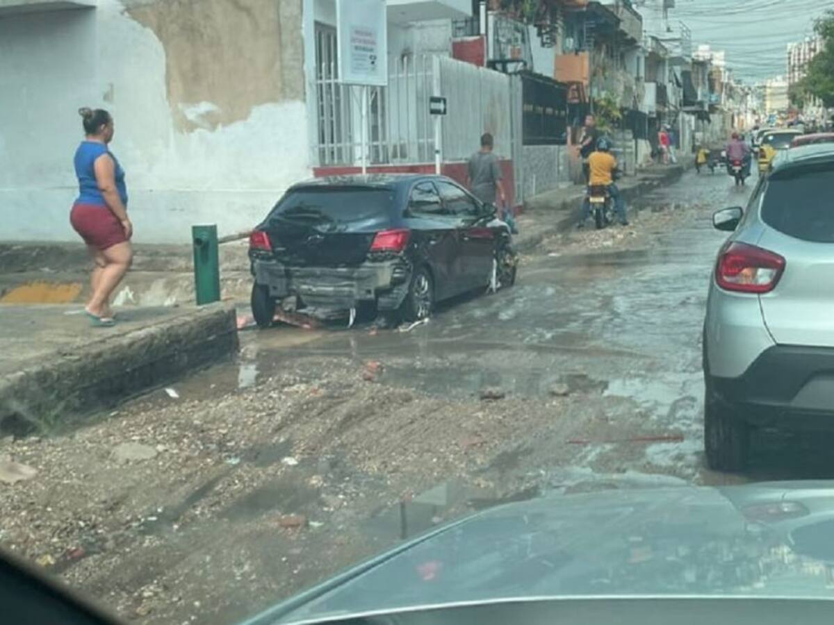 Carro estuvo a punto de ser arrastrado por un arroyo en Cartagena