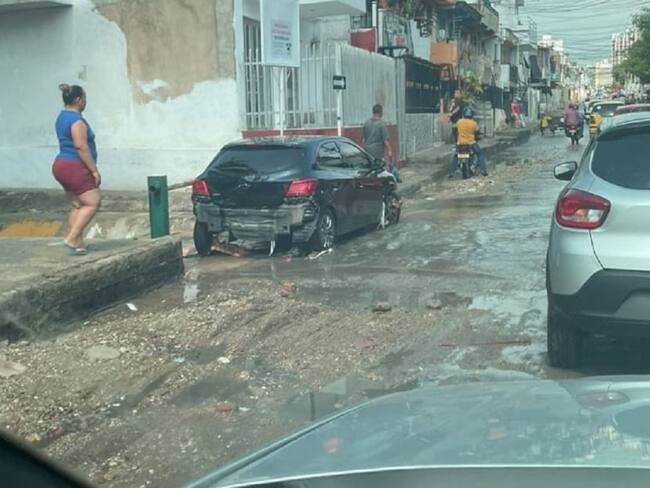 El conductor de un vehículo particular intentó atravesar el canal del barrio San Pedro pese a la fuerte corriente