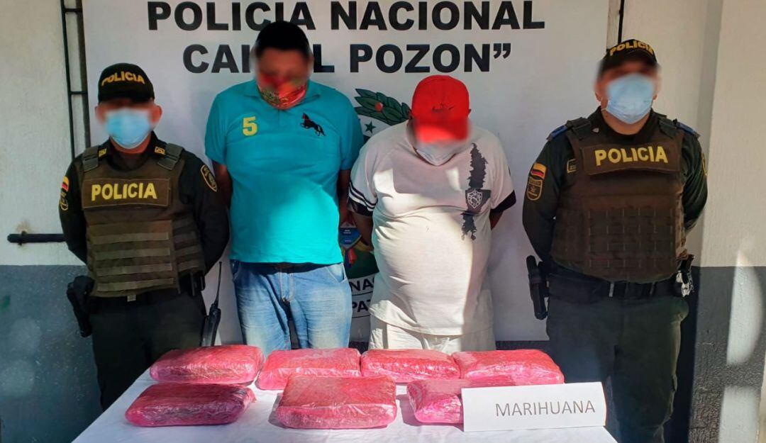 Al interior del vehículo la Policía encontró siete paquetes del estupefaciente