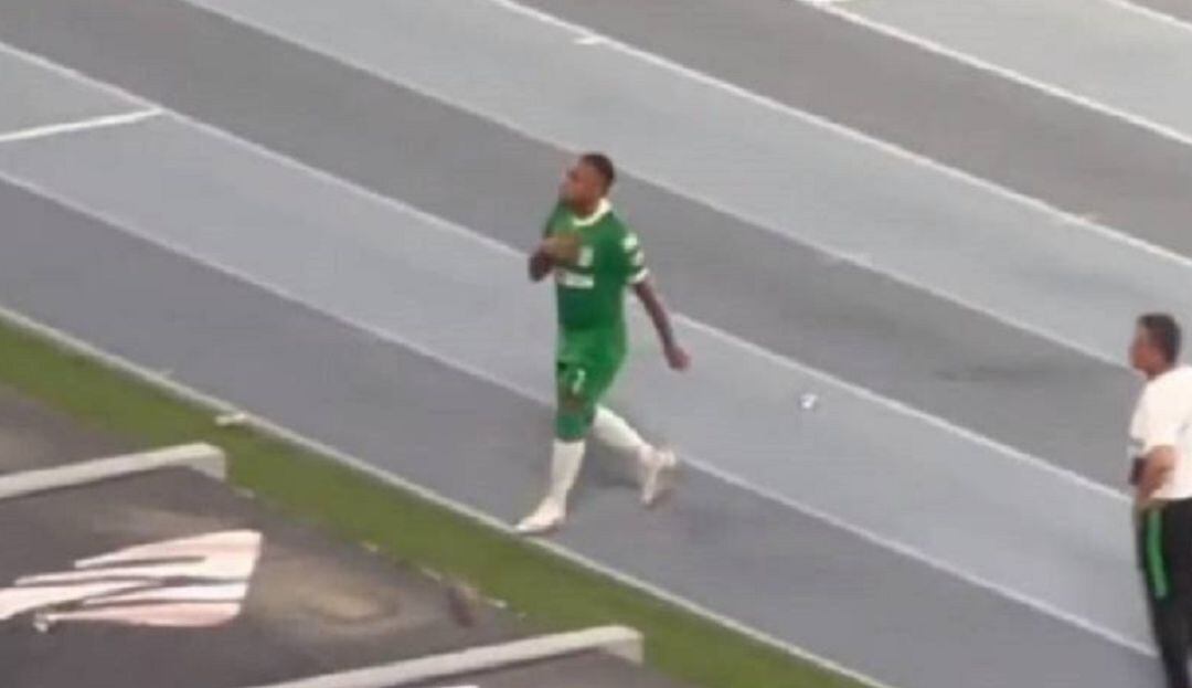 Jarlan Barrera muestra el escudo de Nacional a los hinchas del Junior en el estadio Metropolitano