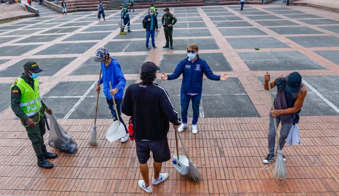Jóvenes conmutan multas con trabajo comunitario