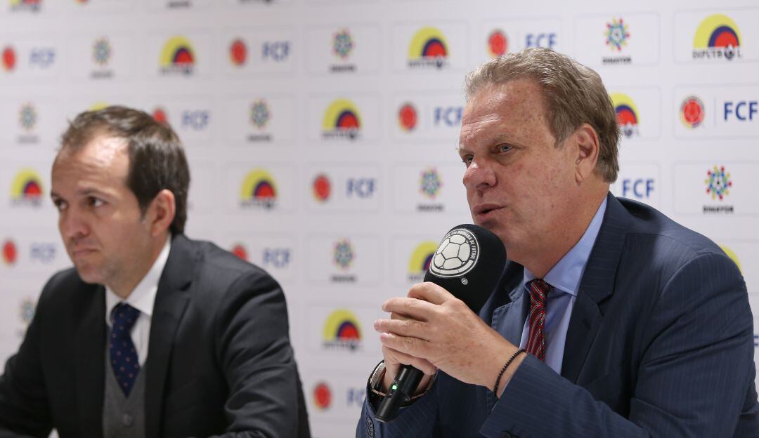 Ernesto Lucena, ministro del Deporte (izq.) y Ramón Jesurún, presidente de la Federación Colombiana de Fútbol (der.).