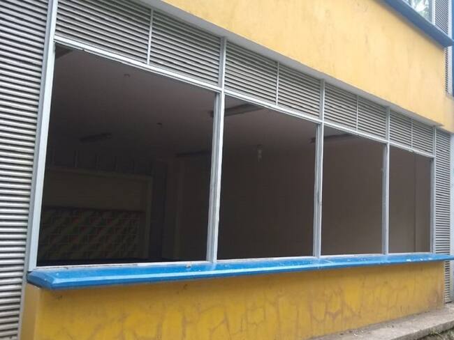 Roban ventanas, puertas y aires acondicionados de la Escuela Normal