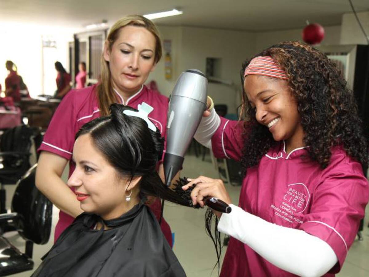 Mujeres vulnerables ahora emprendedoras en belleza y peluquería