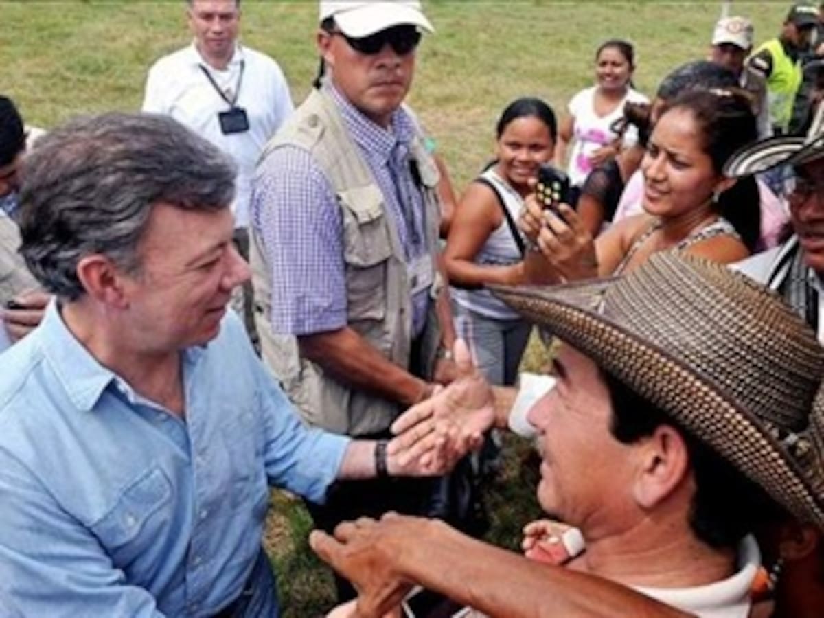 De extremistas calificó el presidente Santos a quienes critican la restitución de tierras