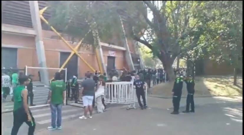 Los hinchas se enfrentaron con piedras, palos y sillas a las afueras del estadio Atanasio Girardot. Foto: Denuncias Antioquia.