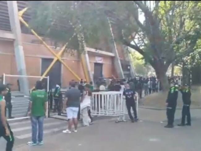 Los hinchas se enfrentaron con piedras, palos y sillas a las afueras del estadio Atanasio Girardot. Foto: Denuncias Antioquia.