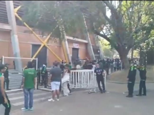 Los hinchas se enfrentaron con piedras, palos y sillas a las afueras del estadio Atanasio Girardot. Foto: Denuncias Antioquia.