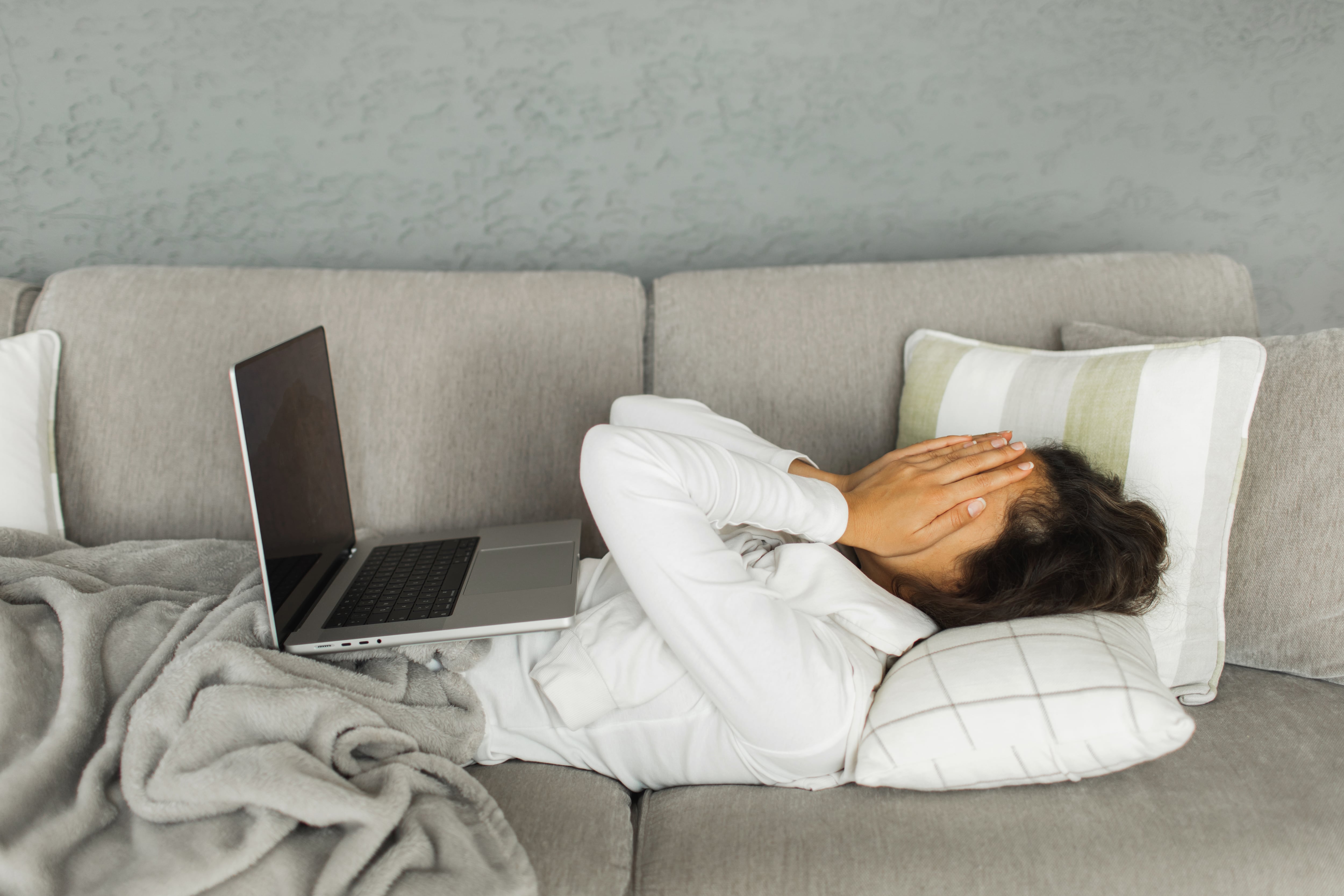 Mujer padeciendo el síndrome post vacaciones, imagen de referencia. Foto: Getty Images.