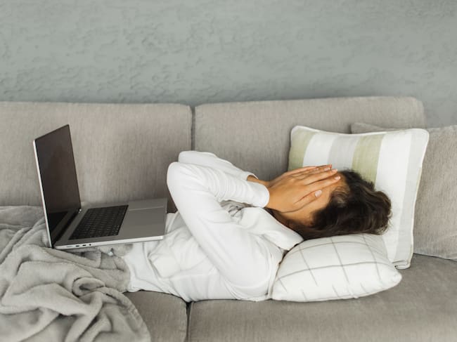 Mujer padeciendo el síndrome post vacaciones, imagen de referencia. Foto: Getty Images.