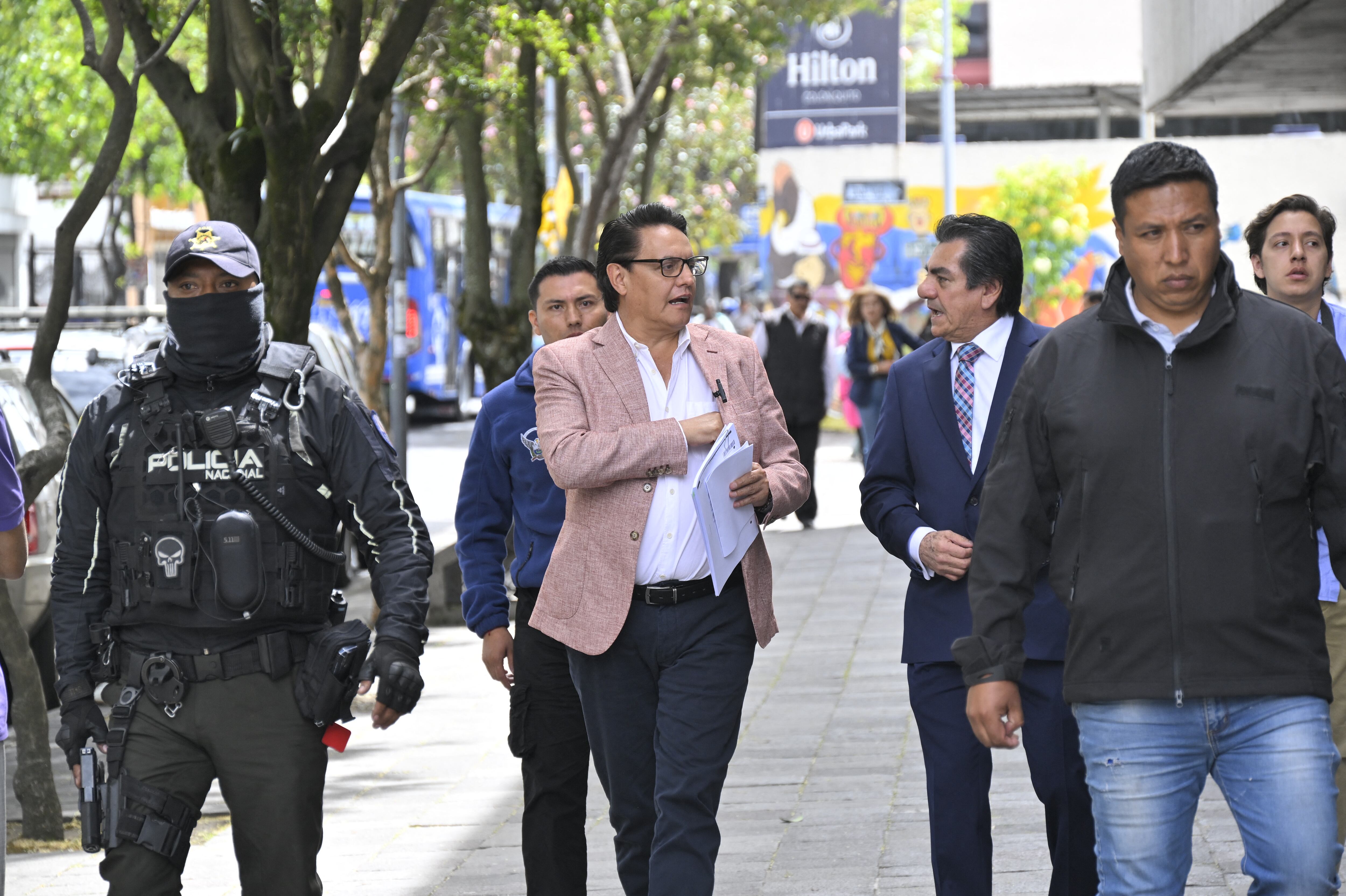 Former Assembly member and now presidential candidate, Fernando Villavicencio (C), arrives to the Attorney General's Office in Quito on August 8, 2023. Fernando Villavicencio asked the Attorney General's Office to investigate former officials related to the oil sector of the governments of Rafael Correa, Len�n Moreno, and Guillermo Lasso as part of a criminal complaint that he filed on Tuesday. (Photo by Rodrigo BUENDIA / AFP)