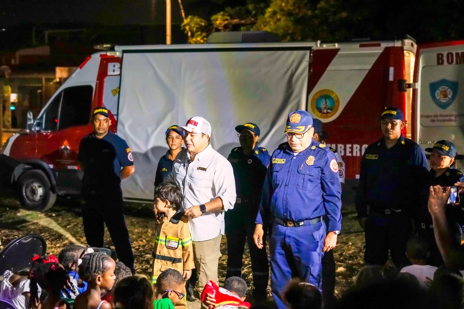 Bomberos de Cartagena transforman basureros, en zonas de encuentro comunitario