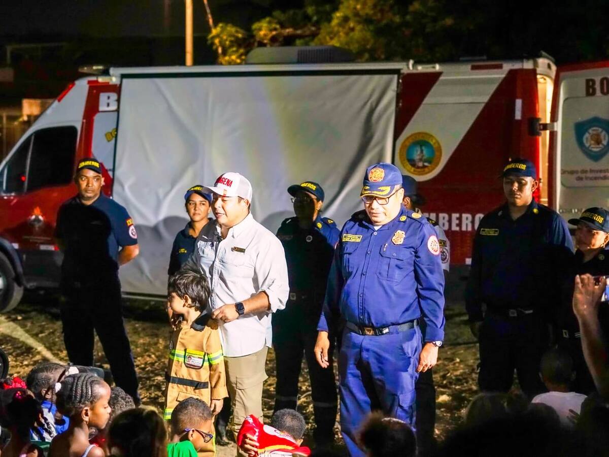 Bomberos de Cartagena transforman basureros, en zonas de encuentro comunitario