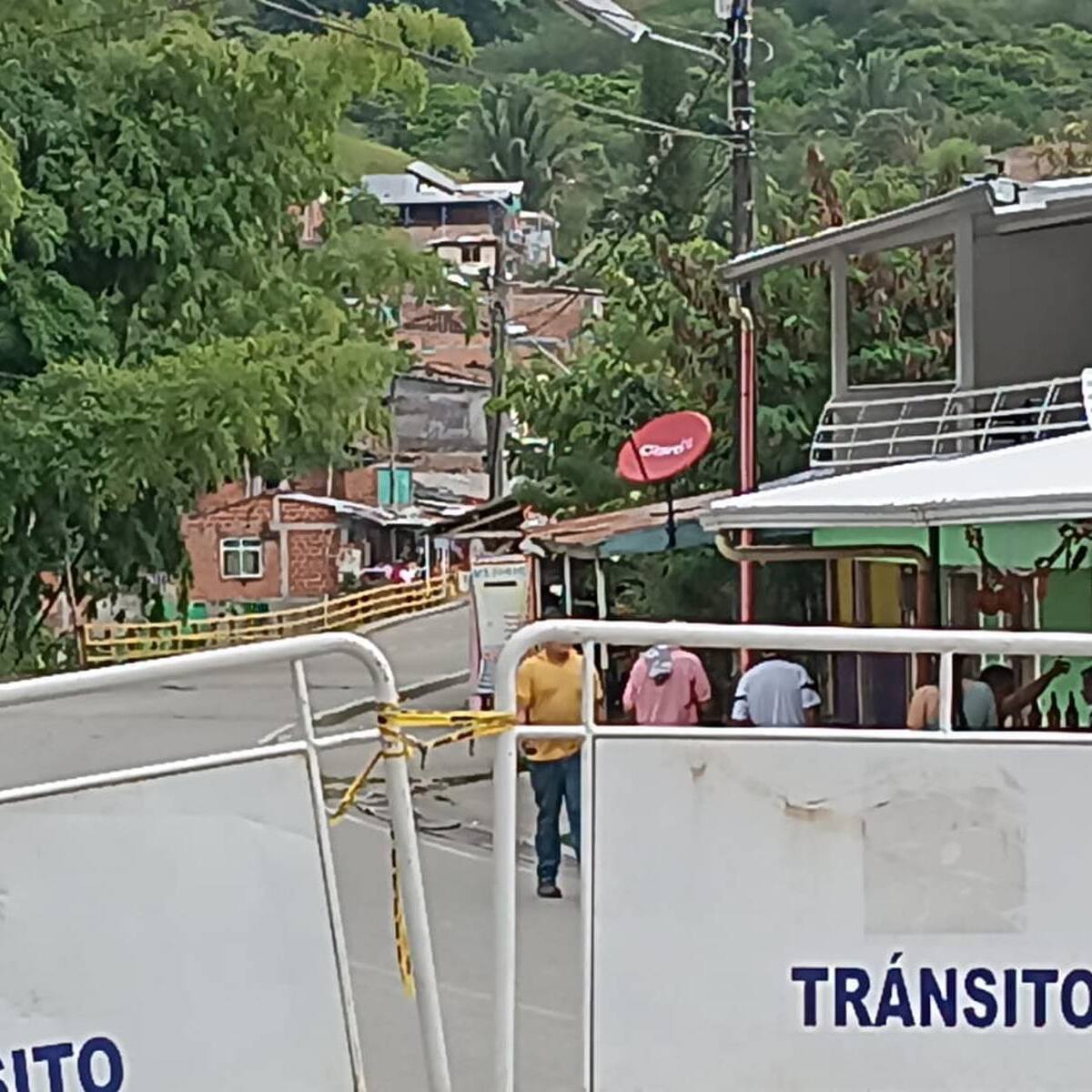 Transporte público suspendido en el sector de Barragán entre Quindío y Valle