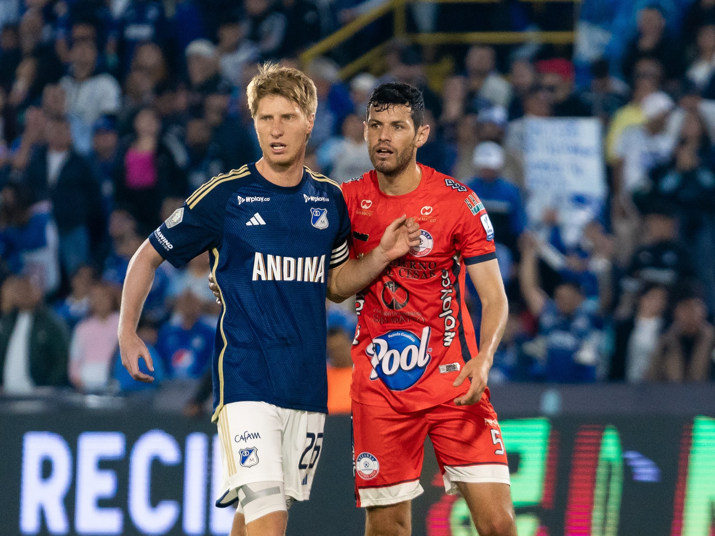 Andrés Llinás y Pedro Franco se enfrentan en el juego Millonarios - Alianza FC / Foto: Santiago Saavedra.