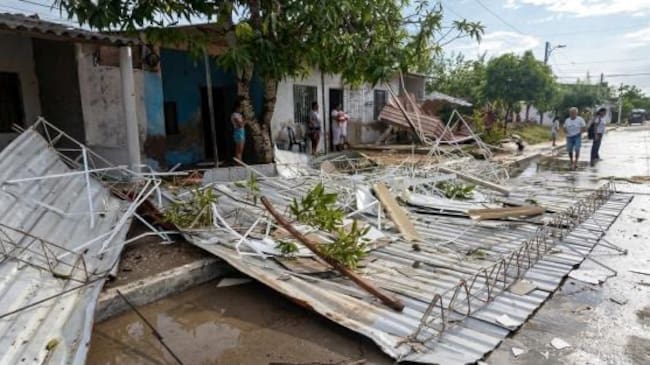 Vientos huracanados dejan más de 240 familias censadas y múltiples afectaciones en el Atlántico. Foto: Tomada de redes sociales.