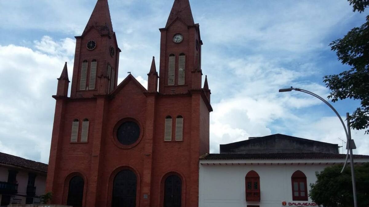 Quejas por la oscuridad en Parque de Bolívar de Anserma