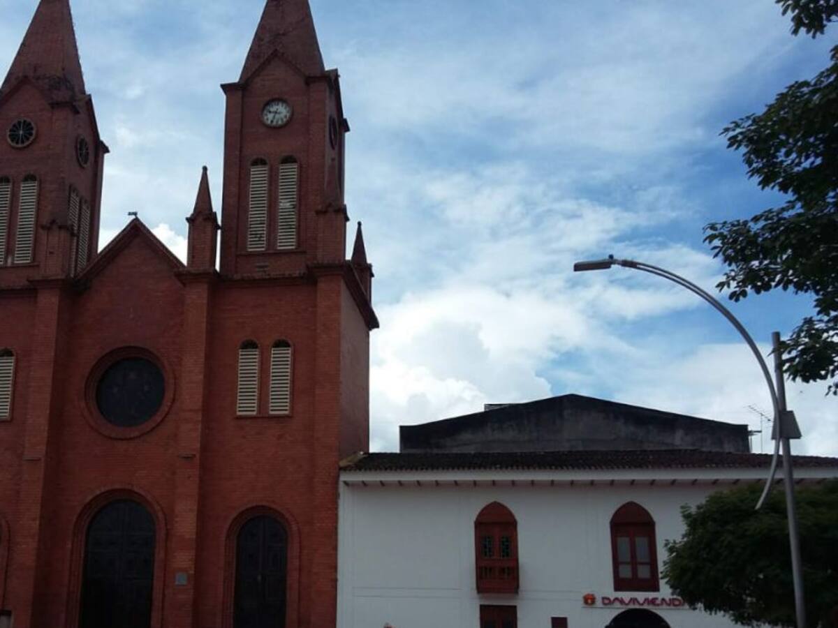 Quejas por la oscuridad en Parque de Bolívar de Anserma