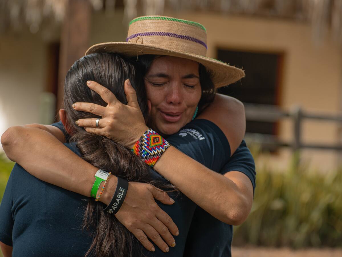 Acto de perdón entre firmante de paz y víctima de conflicto armado en Panaca