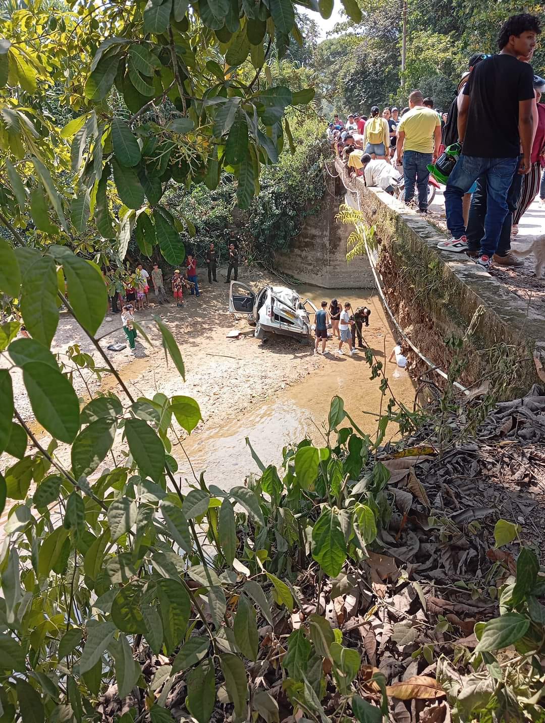 El vehículo Renault Duster se salió de la vía. Dos ocupantes murieron.