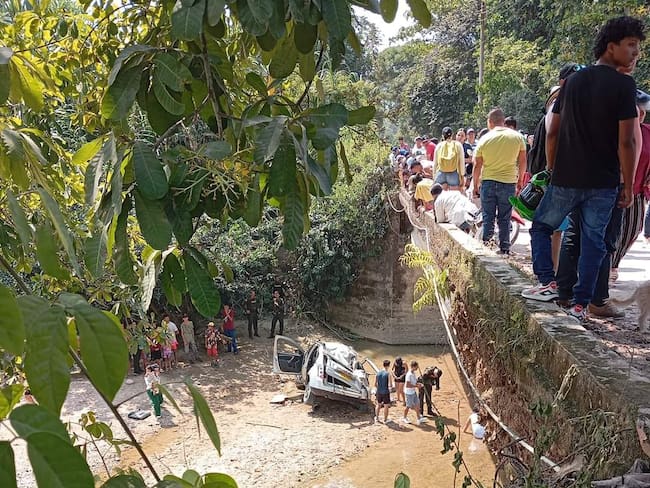El vehículo Renault Duster se salió de la vía. Dos ocupantes murieron.